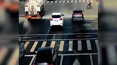 Clip: Hình ảnh đẹp của tài xế ô tô chắn nước cho người ngồi xe lăn