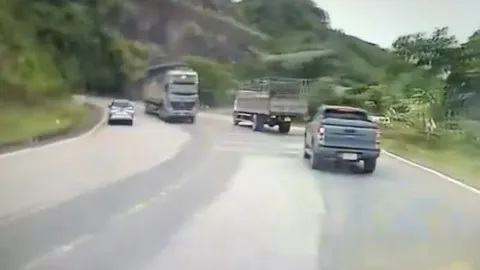 Clip: Ngán ngẩm ô tô vượt ẩu đi sang làn đường đối diện suýt đối đầu xe tải