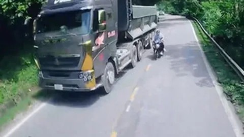 Clip: Thót tim xe máy vượt ẩu, suýt bị kẹp giữa hai xe tải
