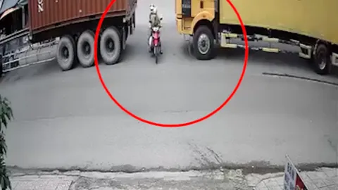 Clip: Chen giữa hai ô tô để sang đường, xe máy bị đâm ngã & mắc kẹt