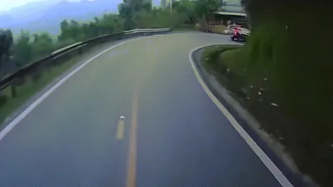 Clip: Ô tô mất lái suýt lao xuống vực ở khúc cua đường đèo