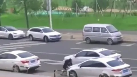 Clip: Khi chị em ghép xe theo phong cách "siêu nhân"