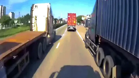 Clip: Hãi hùng xe container vượt ẩu va chạm đầu xe khác
