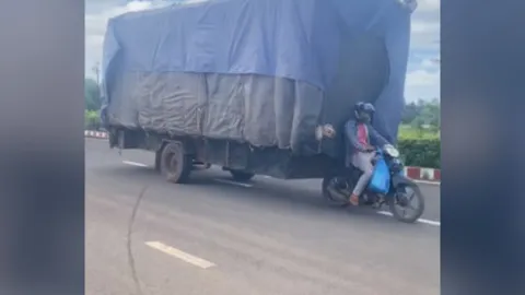 Clip: Siêu phẩm xe máy "biến hoá" chở hàng như ô tô