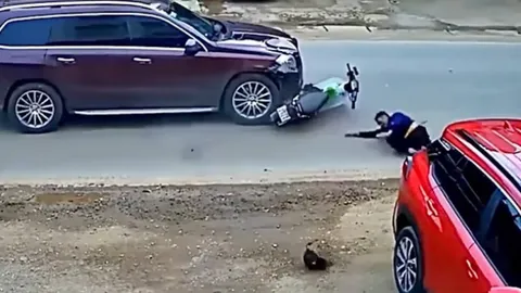 Clip: Xe máy đối đầu ô tô, tài xế bị hất văng lên trời