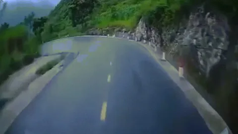 Clip: Khoảnh khắc ô tô thoát nạn trong tích tắc khi suýt lao xuống vực