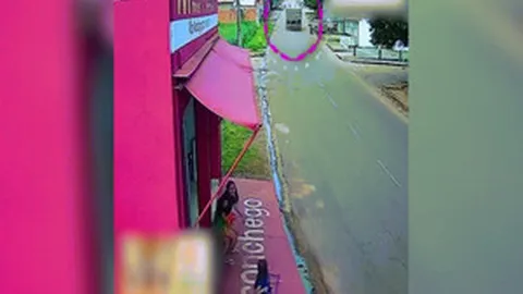 Clip: Kinh hoàng thùng xe trôi tự do đâm xuyên thủng nhà dân