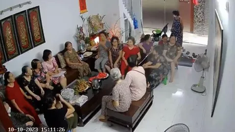 Lo lắng bà nội ở nhà 1 mình cô đơn, cháu trai xem camera liền cười ngoác miệng