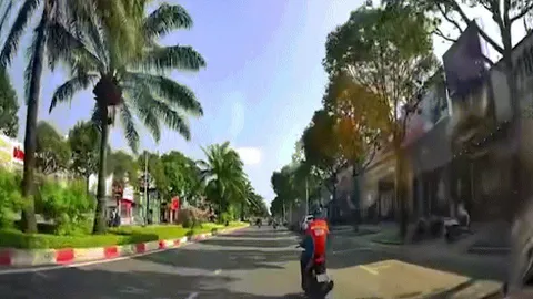 Clip: Bị ô tô đâm phía sau, xe máy loạng choạng trên đường