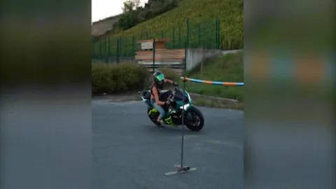 Clip: Cô gái biểu diễn drift mô tô khiến cánh mày râu ngưỡng mộ