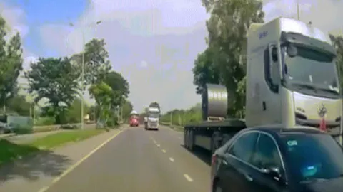 Clip: Xe container lấn làn húc ô tô văng vào lề đường