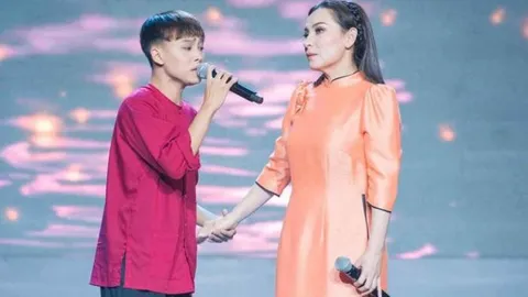 Đoạn clip Hồ Văn Cường lau mồ hôi cho Phi Nhung khiến dân mạng rơi nước mắt