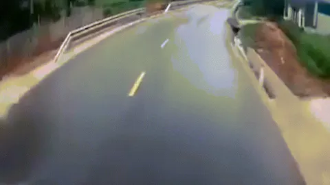 Clip: Xe tải đánh lái "chịu trận" để tránh va chạm đáng tiếc