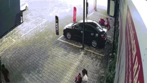 Clip: "Dở khóc dở cười" khi xe vừa ra khỏi showroom đã gặp nạn