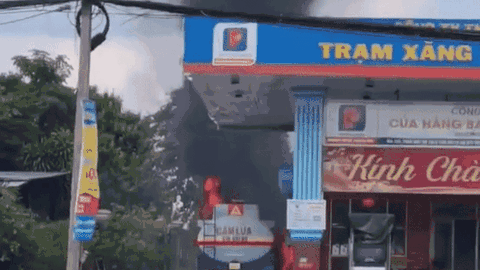Clip: Xe bồn bốc cháy ngùn ngụt khi đang đậu trong cây xăng