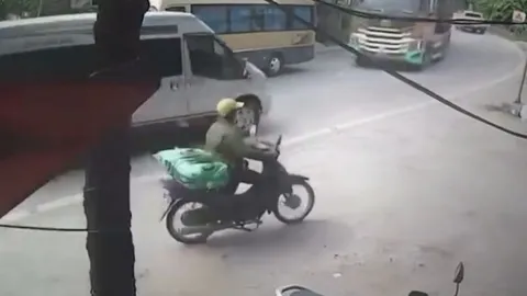 Clip: Xe ben bị "bánh mì kẹp thịt" ở khúc cua giữa xe khách và 16 chỗ