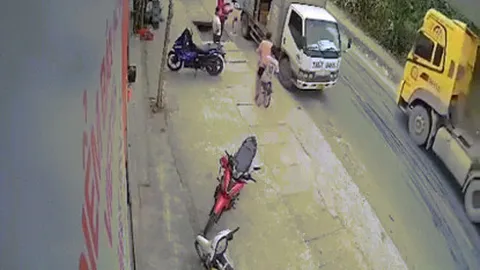 Clip: Đang trả hàng ô tô bị xe tải húc bay vài mét