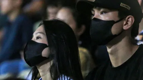 Đoàn Văn Hậu và bạn gái lộ diện trước thềm đám cưới, visual cô dâu tháng 11 qua camera thường