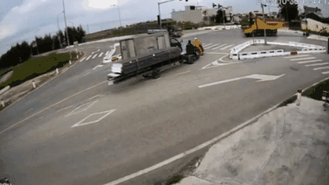 Dừng đèn đỏ ở 'ngã tư tử thần', thanh niên đi xe máy và xe ba gác gặp tình huống thót tim