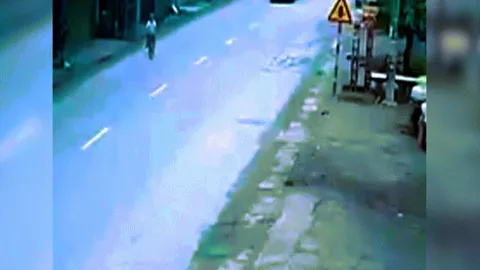 Clip: Khi "thánh liều" đi xe đạp sang đường, xe khách đánh lái vào nhà dân