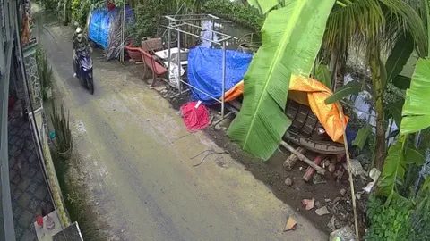 Clip: Pha trộm gà nhanh như gió của hai thanh niên đi xe máy
