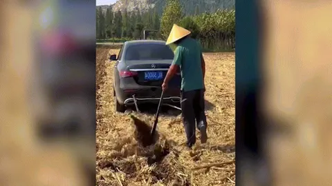 Clip: Khi đi cày chỉ vì đam mê, mang ô tô đi cày ruộng