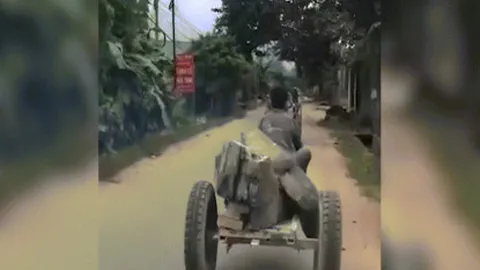 Clip: Công nông rơi hai bánh sau khi gặp tai nạn "dở khóc dở cười"