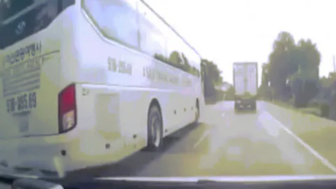 Clip: Hung thần xa lộ, xe khách nối đuôi nhau vượt ẩu suýt đâm xe bồn