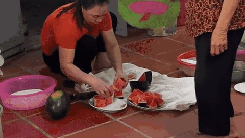 Thấy con dâu ngồi bổ dưa hấu, mẹ chồng có hành động khiến nhiều cô gái ước ao