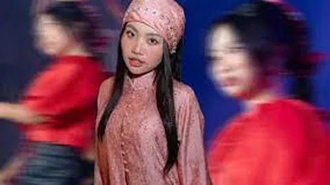 Phương Mỹ Chi bị chụp ảnh dìm khi hát trên sân khấu, dân mạng nhận xét về nhan sắc thật