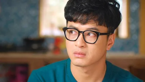 Hồng Đăng bất ngờ đứng chung khung hình cùng dàn mỹ nam đình đám khiến khán giả đoán già đoán non