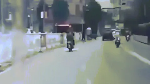 Clip: Hy hữu bé rơi xuống đường, mẹ thản nhiên lái xe không hay biết