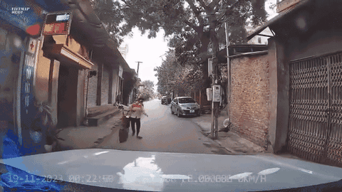 Người phụ nữ đi xe đạp điện bất ngờ thả tay lái trước đầu ô tô, tài xế hét lên đầy bất lực