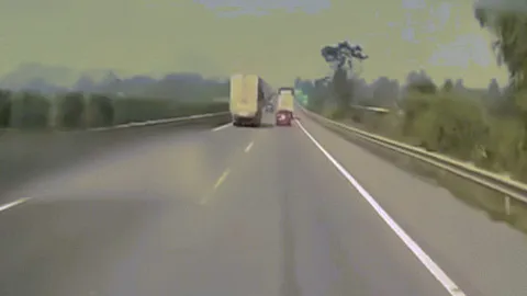Clip: Ô tô con luồn lách giữa hai xe tải và cái kết nhớ đời
