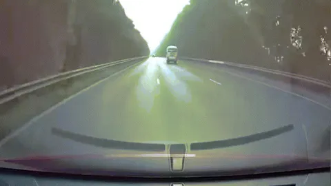 Clip: Hú hồn ô tô đi ngược chiều lao vun vút trên Đại lộ Thăng Long