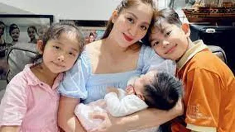 Đi làm về khuya, Khánh Thi rưng rưng khi chứng kiến hành động này các con