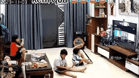 Để bé gái xem tivi cùng các bạn, phụ huynh ngớ người khi xem lại camera