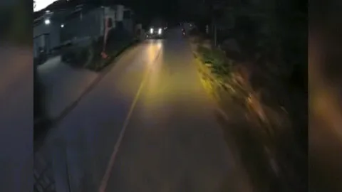 Clip: Xe máy sang đường quay ngoắt 180 độ, ô tô đánh lái phanh cháy bánh