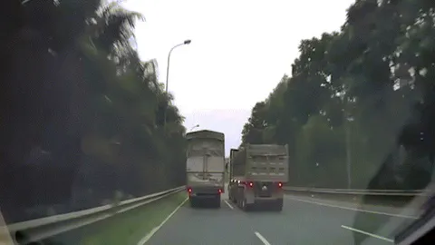 Clip: Giật mình học sinh đi xe đạp điện chạy ngược chiều trên cao tốc