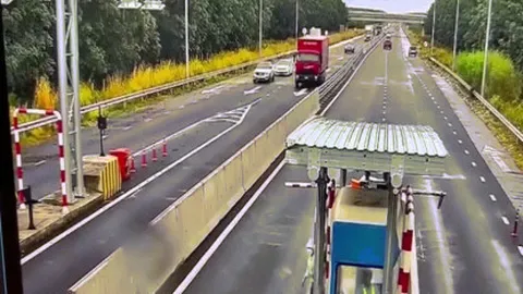 Clip: Pha chuyển làn tai hại của bác tài xe tải
