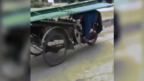 Clip: Nằm lái xe khi chở tôn, thanh niên gây choáng váng trên đường