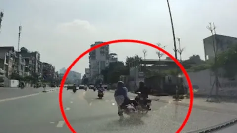 Clip: Thót tim xe máy ngã ra đường suýt va chạm ô tô trong gang tấc