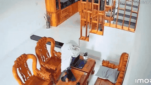 Đột nhập vào nhà chợt phát hiện có camera, tên trộm bày 'diệu kế' và cái kết