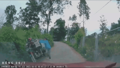 Đi vào con đường hẹp, tài xế ô tô dở khóc dở cười với màn nhường đường của xe ba gác