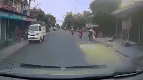 Clip: Thanh niên đi bộ giữa đường bị ô tô đâm văng xa vài mét