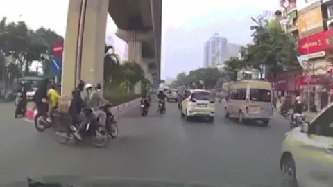 Clip: Phẫn nộ thanh niên đi PKL đâm người phụ nữ rồi bỏ chạy