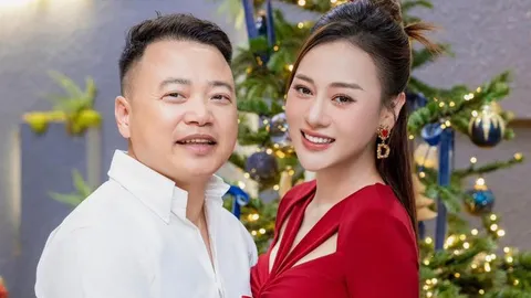 Phương Oanh tung bộ ảnh đón Noel tình tứ bên Shark Bình, netizen soi ngay một chi tiết