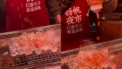 Độc lạ món 'đá viên nướng' khấy đảo tín đồ ăn vặt đường phố