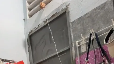 Ở trọ một mình, cô gái trẻ hốt hoảng khi nhìn lên lỗ thông gió lúc nửa đêm