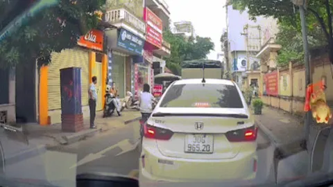 Clip: Ấm lòng hành động của thanh niên xe máy sau khi va chạm ô tô